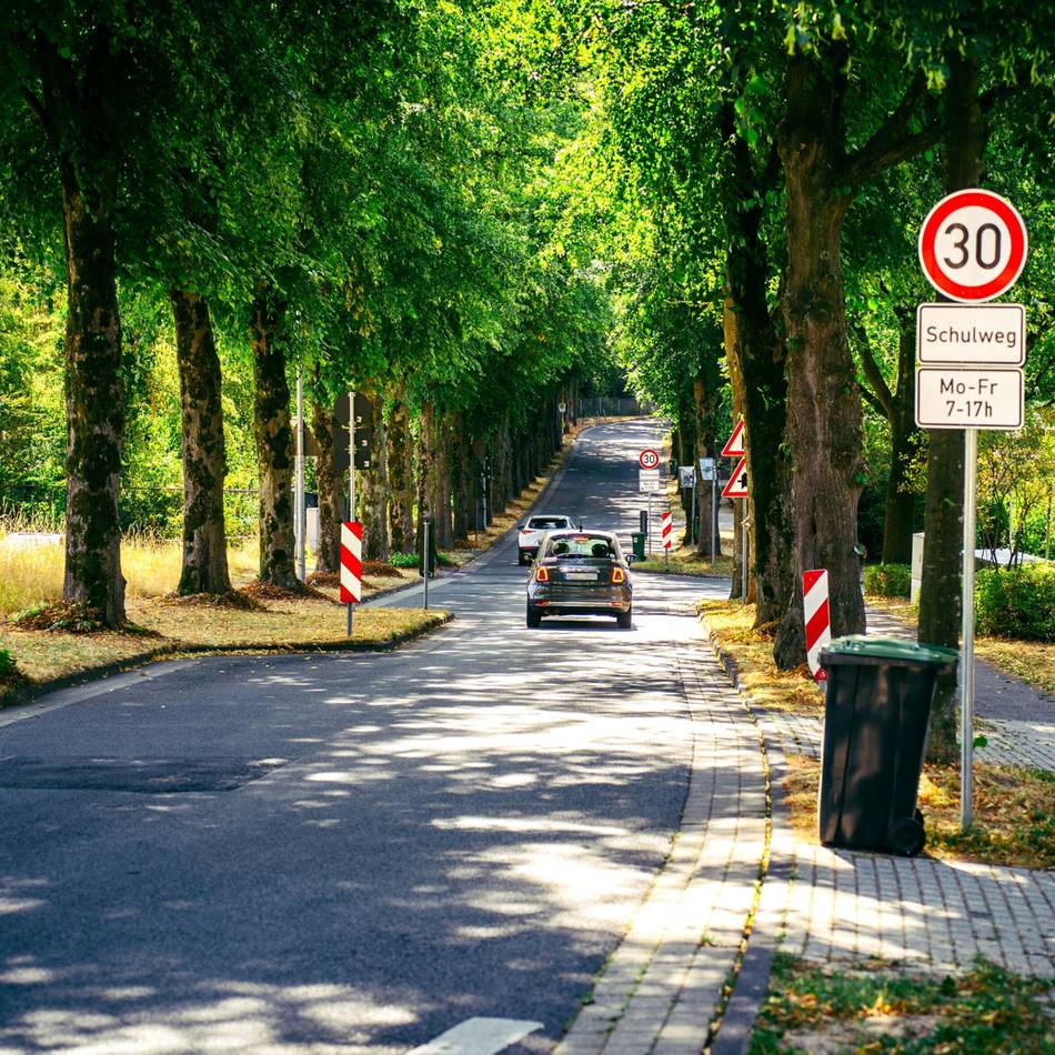 47 neue Verkehrsschilder in Kleve: Schilderwald regelt Tempo 30 an der Marienschule