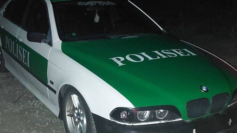 Ärger für Geschwister-Paar: Polizei stoppt Polisei-Fahrzeug – dann fangen die Probleme richtig an