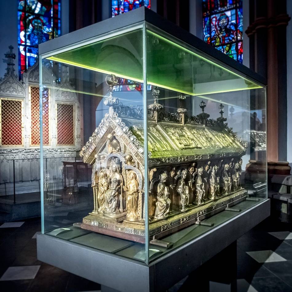 Glaube in Düsseldorf: Goldener Suitbertusschrein kehrt nach Kaiserswerth zurück