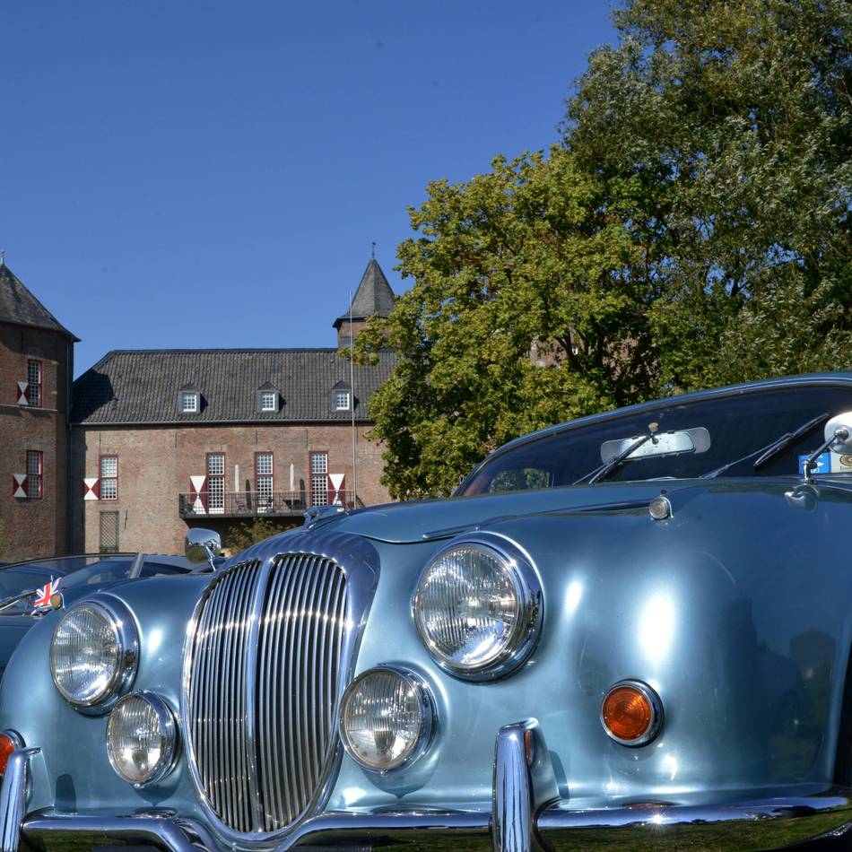 Oldtimer-Treffen auf Rittersitz: Arden Classic Day bringt automobile Klassiker nach Burg Zelem