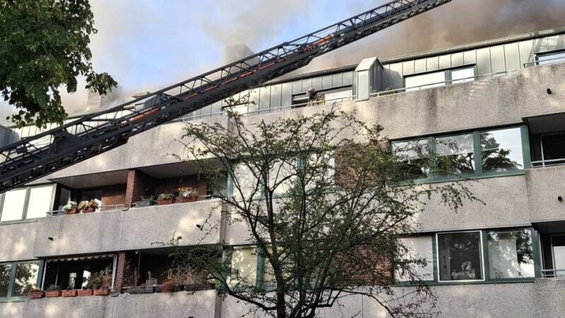 Großbrand in Krefeld: Feuer greift auf vier Häuser über – Großeinsatz an der Grenzstraße