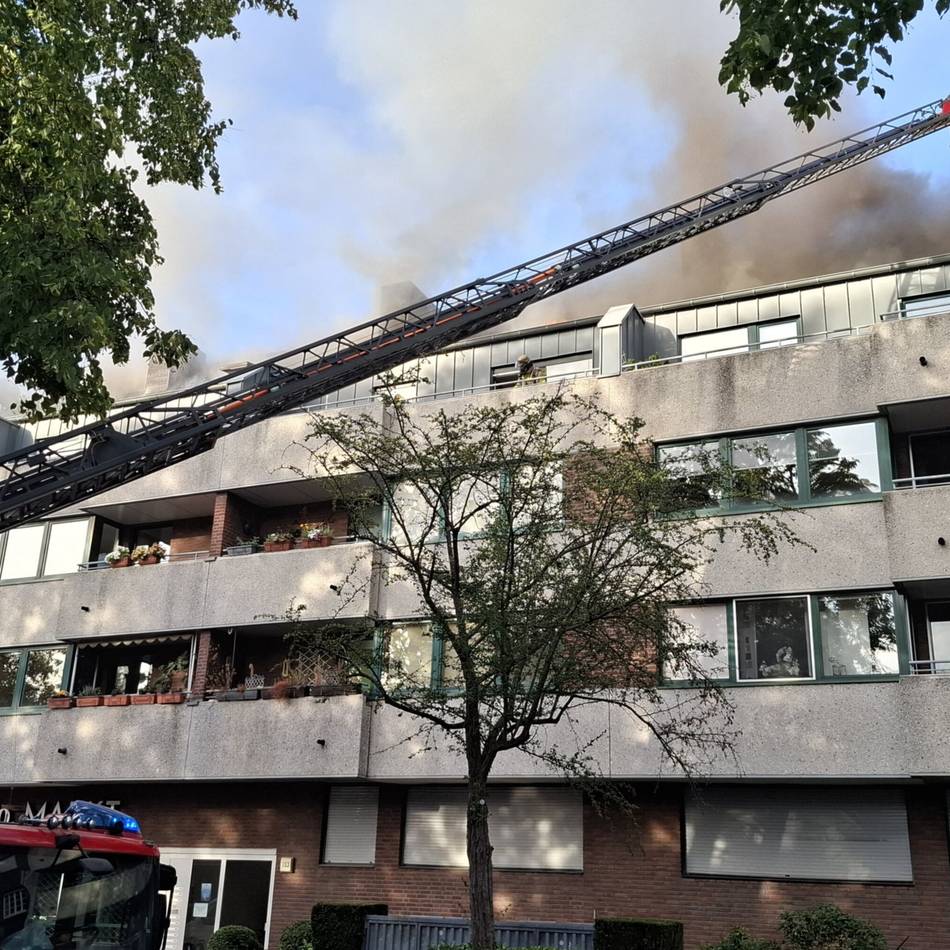 Großbrand in Krefeld: Feuer greift auf vier Häuser über – Großeinsatz an der Grenzstraße