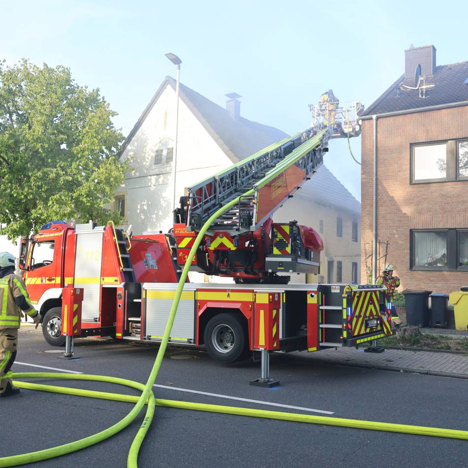 Ermittlungen an der Deutsch-Ritter-Allee: Brand in Elsen wurde absichtlich gelegt – Polizei sucht Zeugen