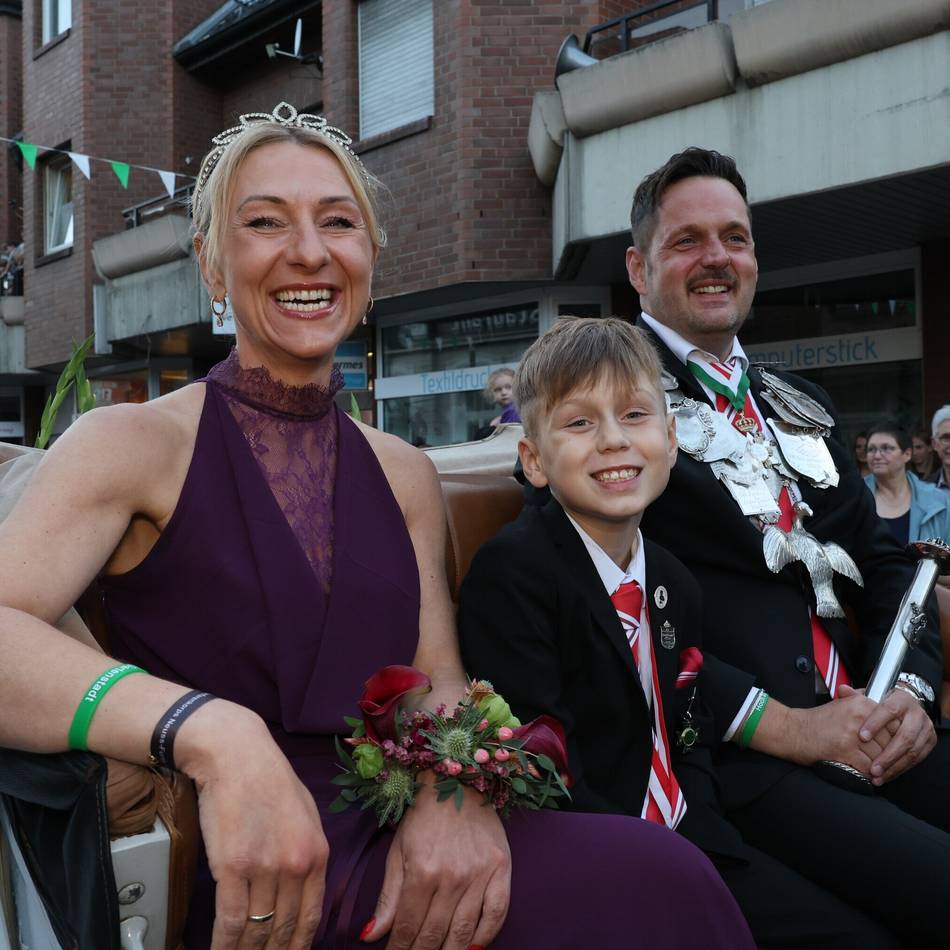 Fackelzug und Parade in Wevelinghoven: Den Jubel unterschätzt – Königspaar strahlt mit Schützen um die Wette