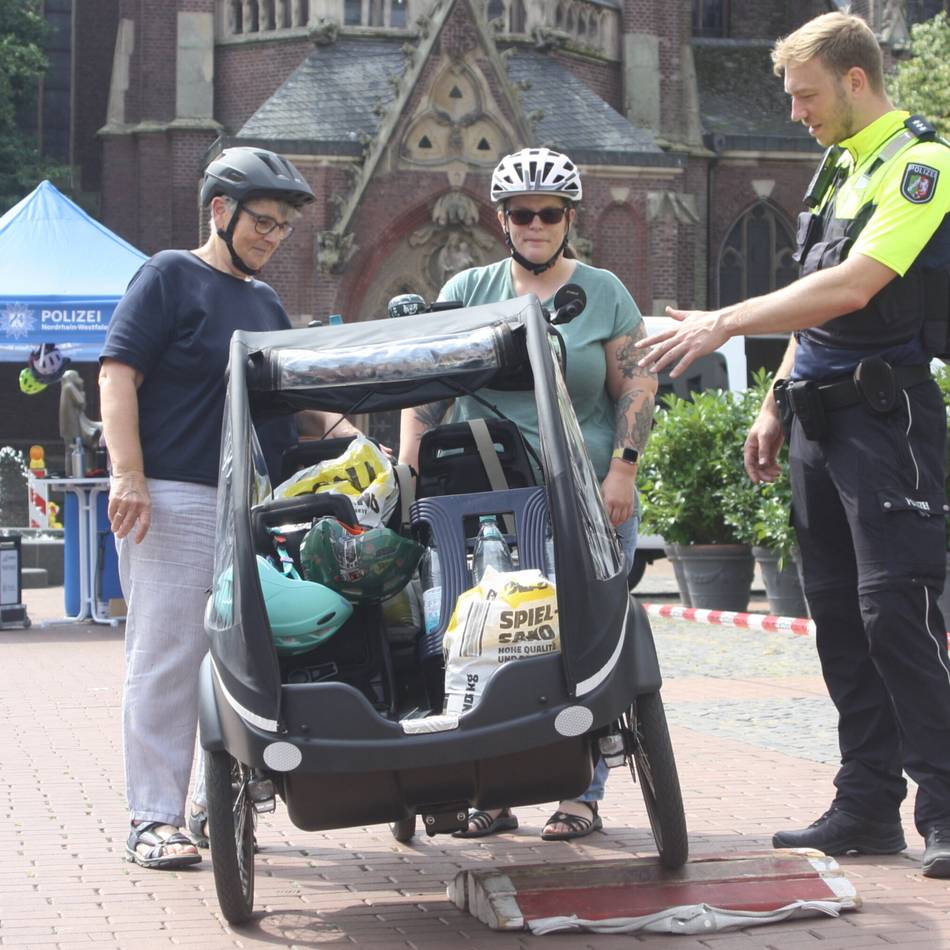 Aktions- und Informationstag der Polizei in Dülken: Lastenfahrräder dürfen auf Autoparkplätzen stehen