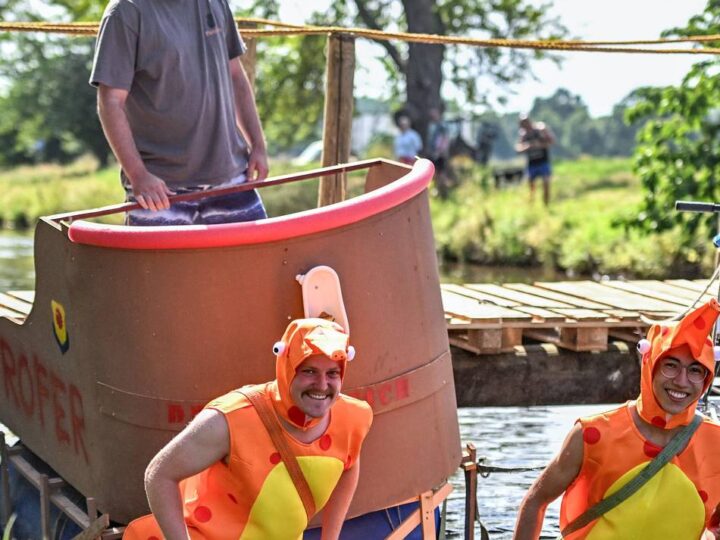 37. Badewannenrennen der KLJB Anrath: Mit Streitwagen, Seepferdchen und Schaufelrad über die Niers