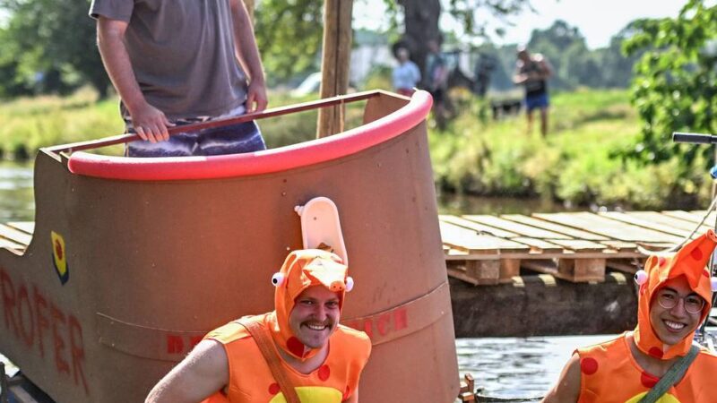 37. Badewannenrennen der KLJB Anrath: Mit Streitwagen, Seepferdchen und Schaufelrad über die Niers