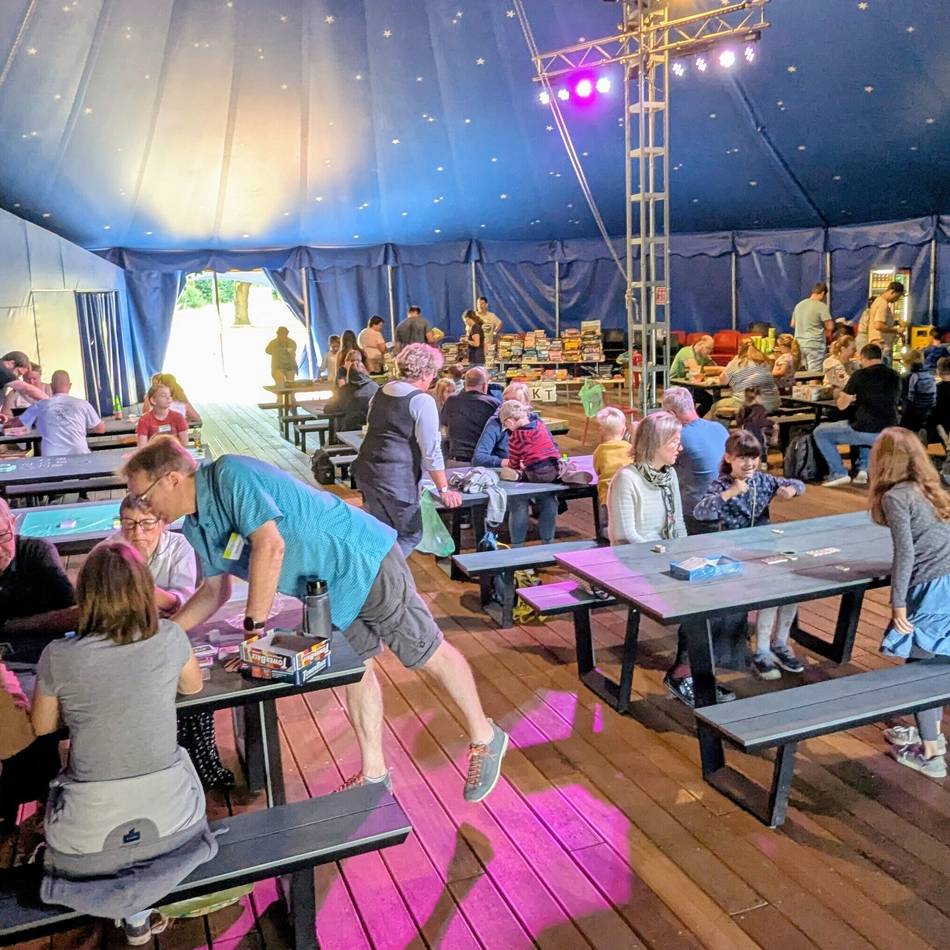 Nettetal spielt: Ein Spielefest im Zirkuszelt