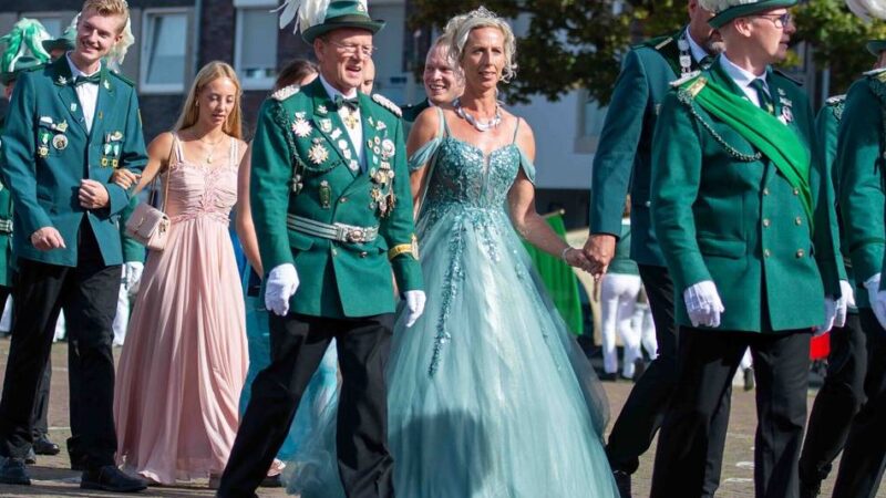 Die Sebastianer feiern: Emmericher Schützen zeigen niederrheinisches Brauchtum