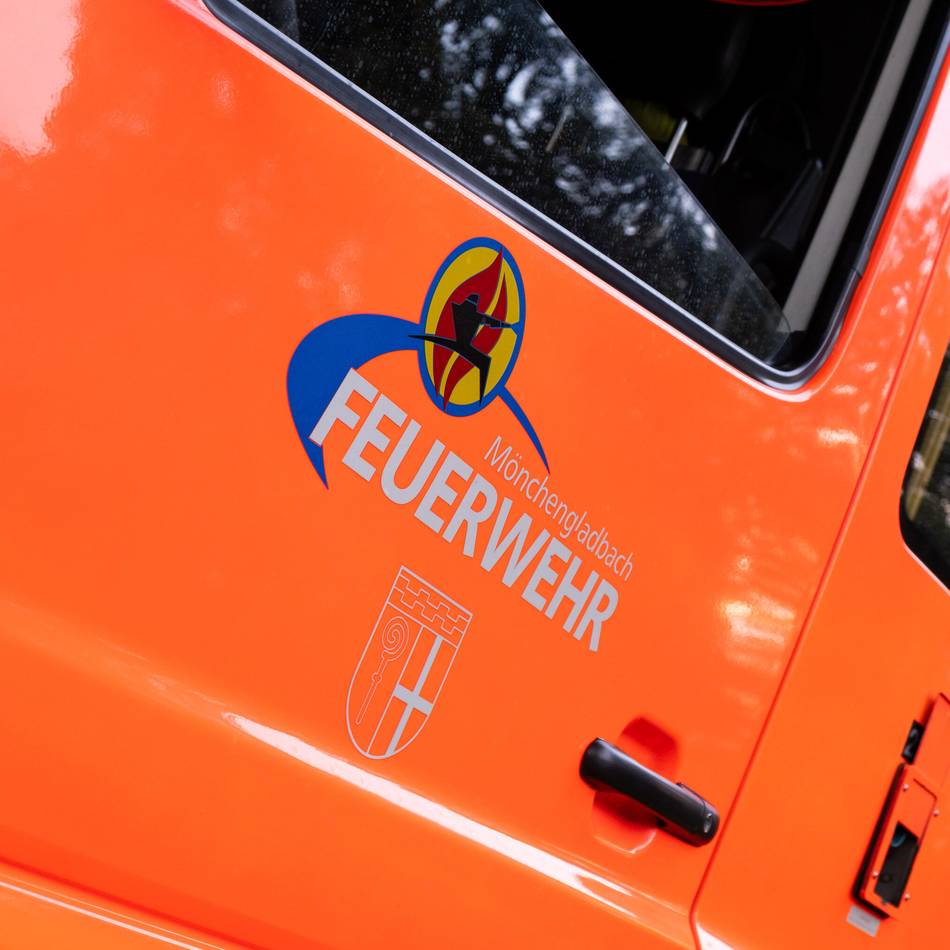 Auf Betriebsgelände in Mönchengladbach: Bagger in Flammen – Feuerwehr nachts im Einsatz
