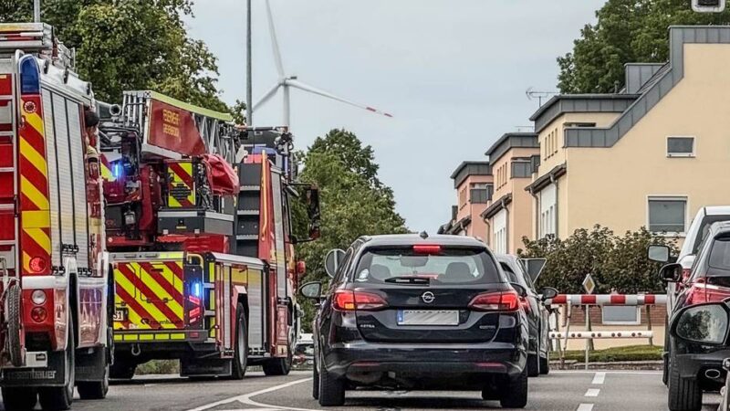 Bahnübergang in Grevenbroich: Hier muss auch die Feuerwehr stoppen
