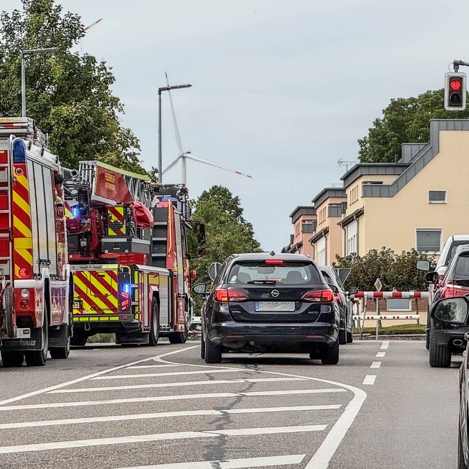Bahnübergang in Grevenbroich: Hier muss auch die Feuerwehr stoppen