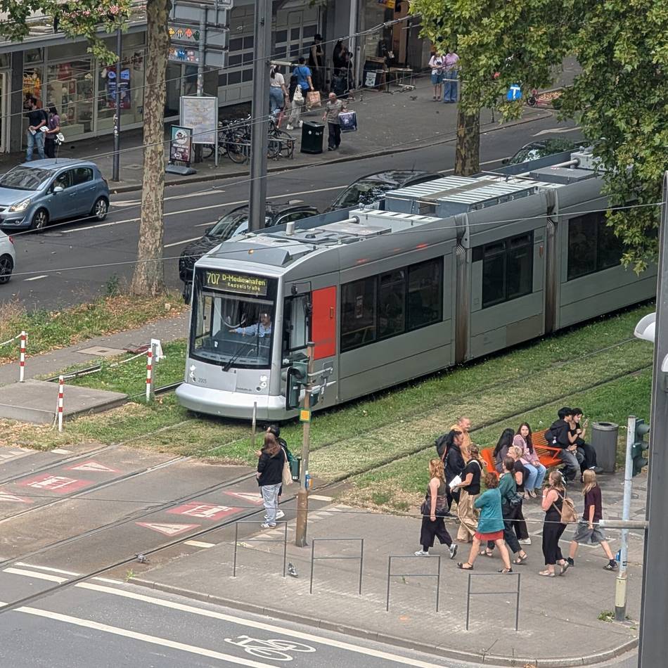Fahrleitungsarbeiten in Düsseldorf: Rheinbahnlinie 707 fährt Umleitung – diese Haltestellen entfallen