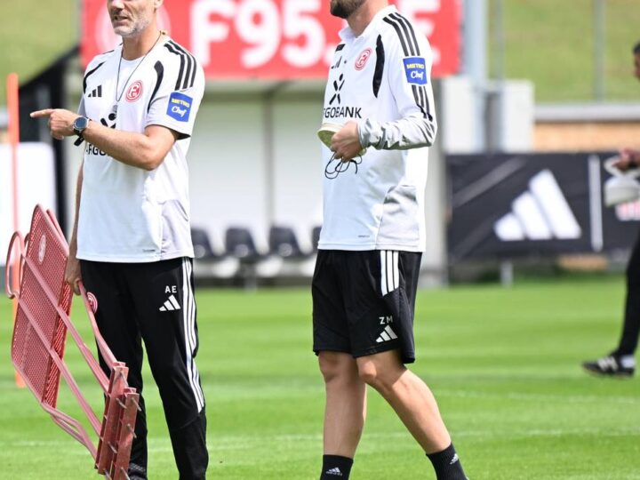 „War ein Missverständnis“: Fortunas Co-Trainer ärgert sich über eigenen Spieler – Strafe folgt sofort