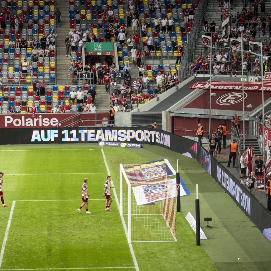 Riesiger Frust nach Abpfiff: Spott, Pfiffe und dann schicken Fans die Spieler weg – Fortuna-Stimmung kippt sofort