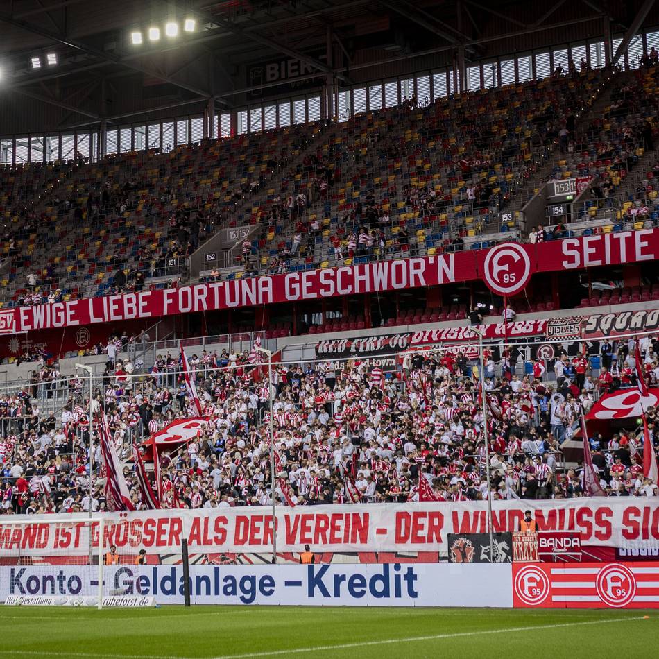 „Weder im Handeln noch im Auftreten“: Ultras knöpfen sich gesamte Fortuna-Führung vor – Details zum Banner vor der Südtribüne