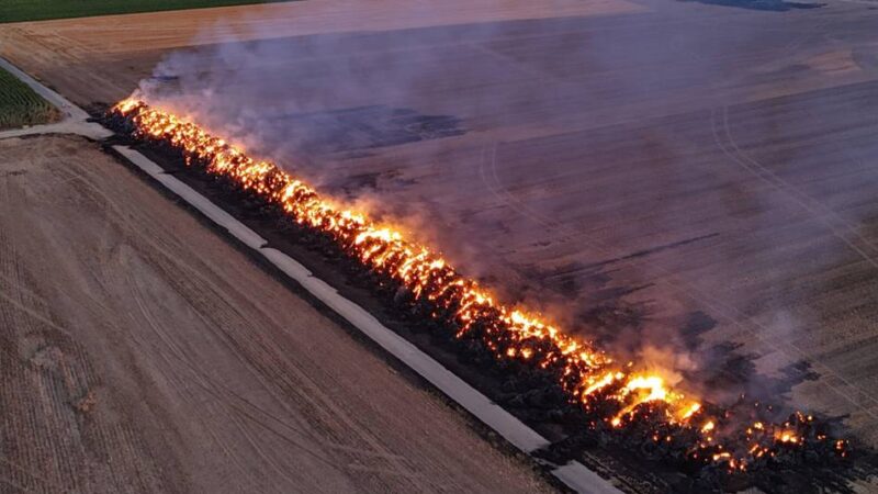Großeinsatz zwischen Gerderath und Kleingladbach: Drei Feuerwehren kämpfen gegen Strohmieten-Brand