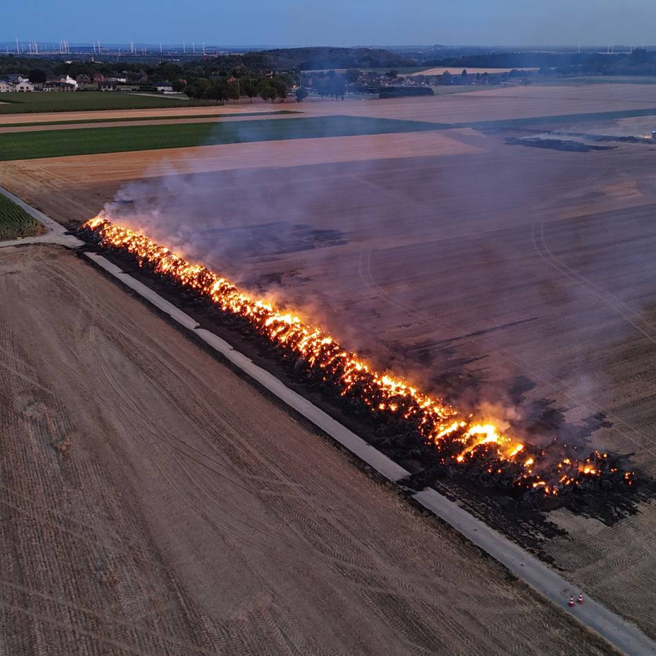 Großeinsatz zwischen Gerderath und Kleingladbach: Drei Feuerwehren kämpfen gegen Strohmieten-Brand