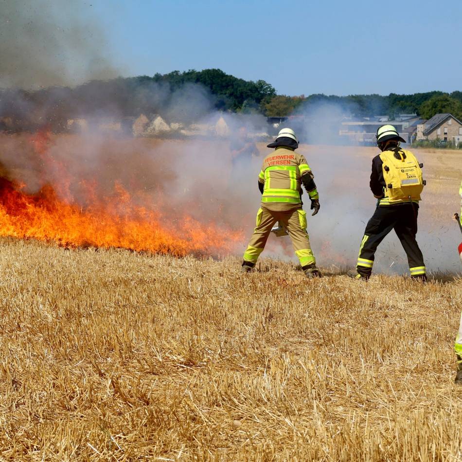 Übung auf einem Feld in Elmpt: So kämpft die Feuerwehr gegen Vegetationsbrände