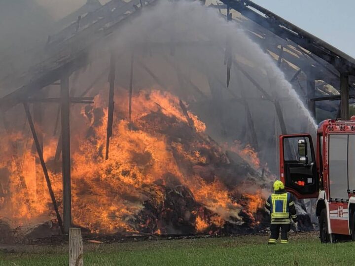 Feuerwehr im Einsatz: Scheune in Kervenheim brennt – Straße ist gesperrt