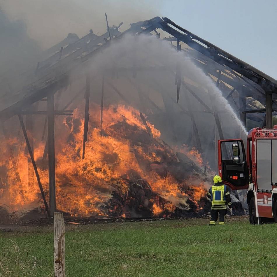 Feuerwehr im Einsatz: Scheune in Kervenheim brennt – Straße ist gesperrt