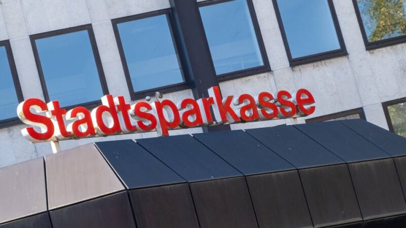 29 Schließfächer leer geräumt: Stechende Fragen nach Sparkassen-Vorfall in Rheydt