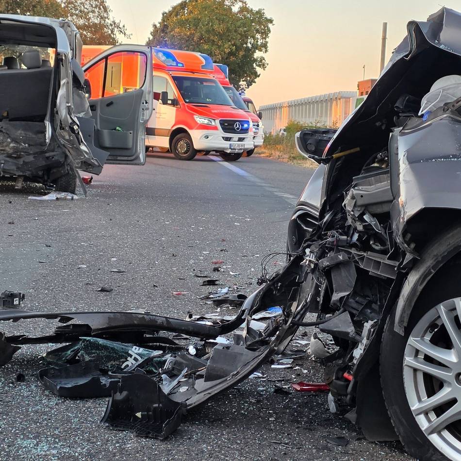 Unfall beim Abbiegen in Straelen: Unfall mit elf Personen – Zwei Menschen in Kleinbus eingeklemmt