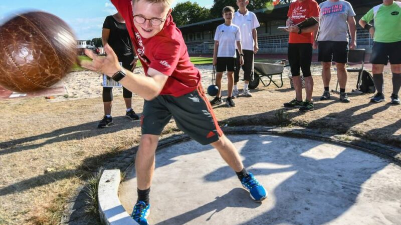Neue Gruppen im Kreis Kleve: Joost und seine Freunde freuen sich: Geld vom Land für Integrationssport
