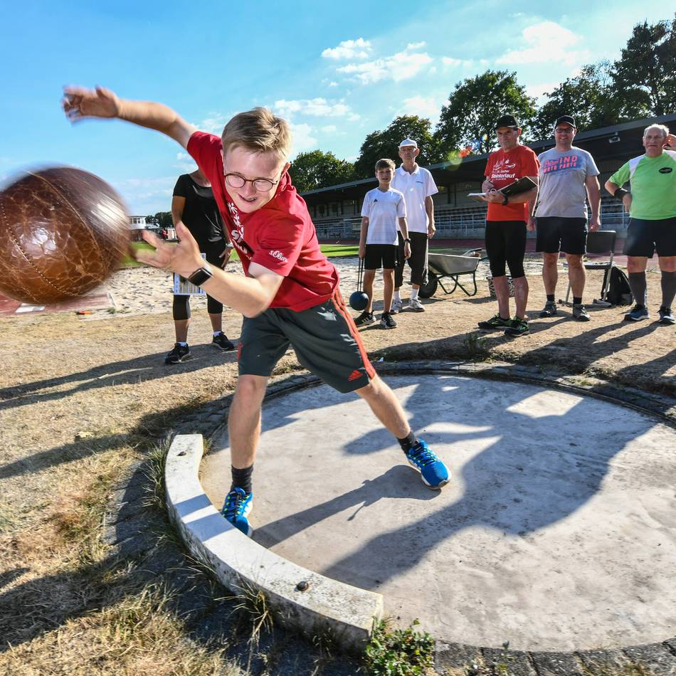 Neue Gruppen im Kreis Kleve: Joost und seine Freunde freuen sich: Geld vom Land für Integrationssport