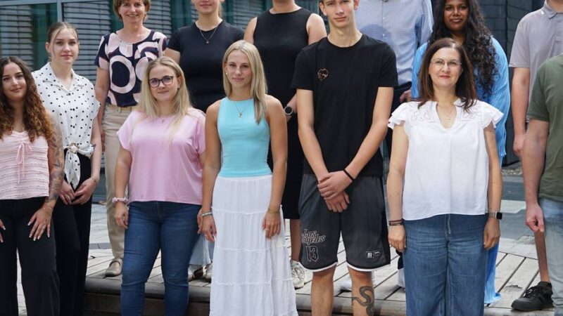 Rathaus Langenfeld: Zwölf Nachwuchskräfte starten in der Stadtverwaltung