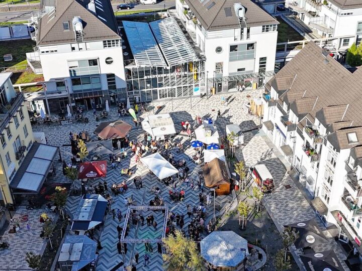 Donnerstagabend auf Hückeswagener Bahnhofsplatz: Feierabendmarkt mit Cocktails, Crêpes und cooler Musik