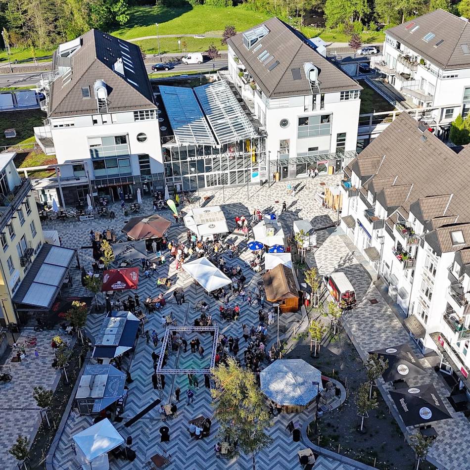 Donnerstagabend auf Hückeswagener Bahnhofsplatz: Feierabendmarkt mit Cocktails, Crêpes und cooler Musik