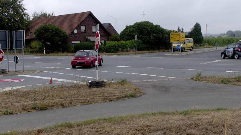 Kreuzung in Veen: Baubeginn für Kreisverkehr – so ist die Umleitung