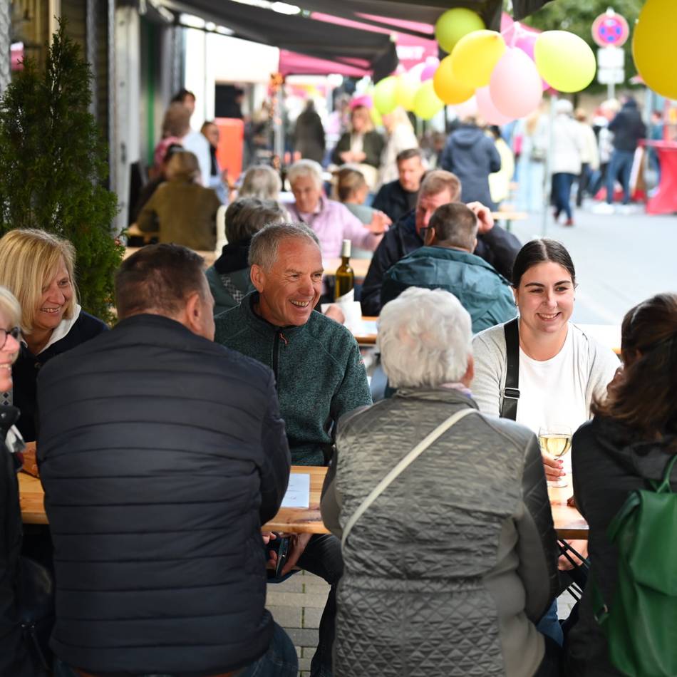Innenstadt von Radevormwald: Feierabendmarkt auf der Kaiserstraße mit vielen Angeboten