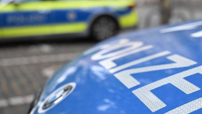 Unfall in Hilden: Beinahe-Zusammenstoß mit E-Roller – Radfahrerin stürzt
