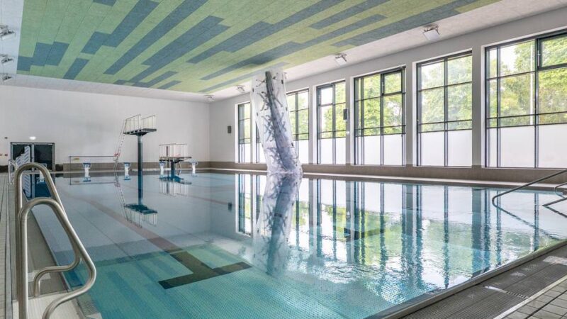 Eröffnung am 10. August in Duisburg: 25-Meter-Becken, Kletterwand, Dachterrasse – das bietet das neue Südbad