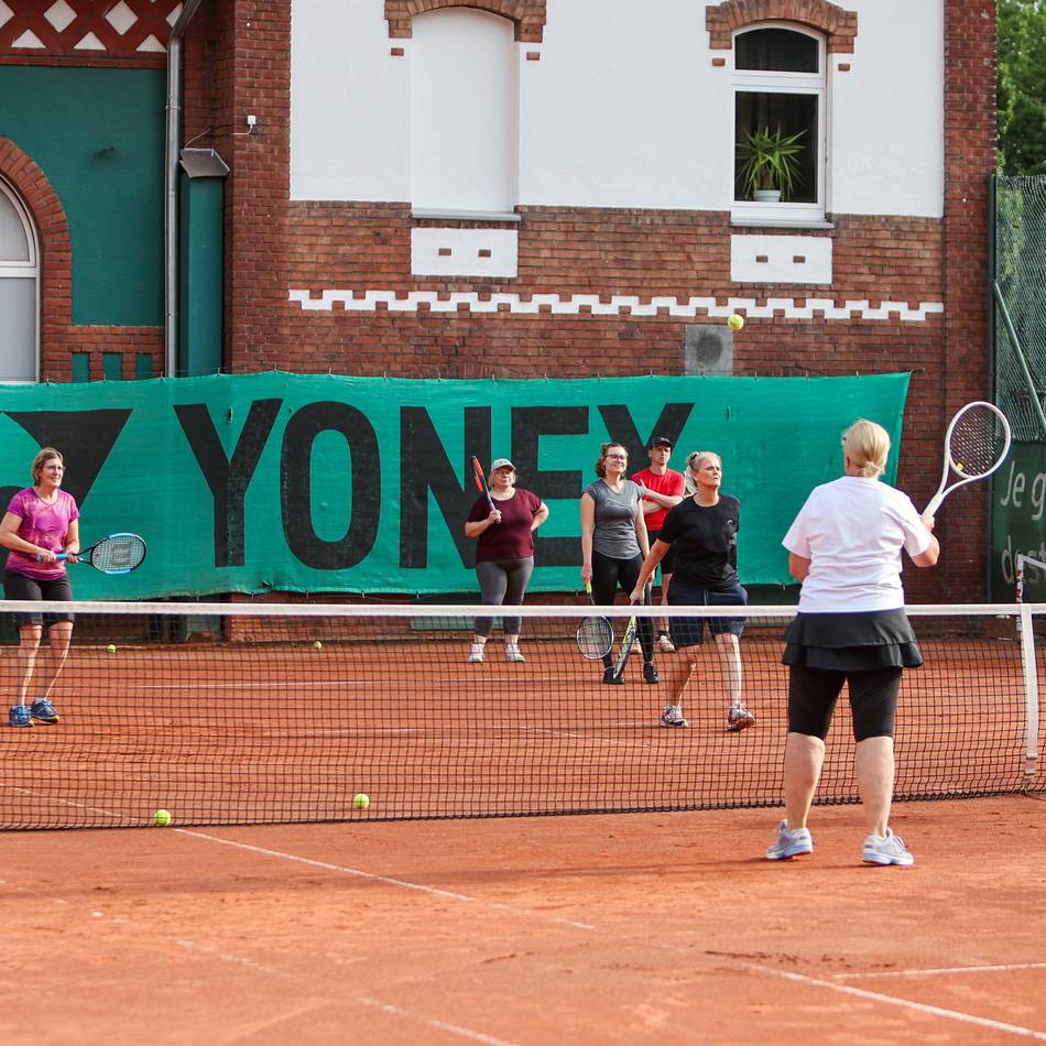 „Sport im Park“ in Wickrath: Wie ein Anfängerkurs im Tennis abläuft