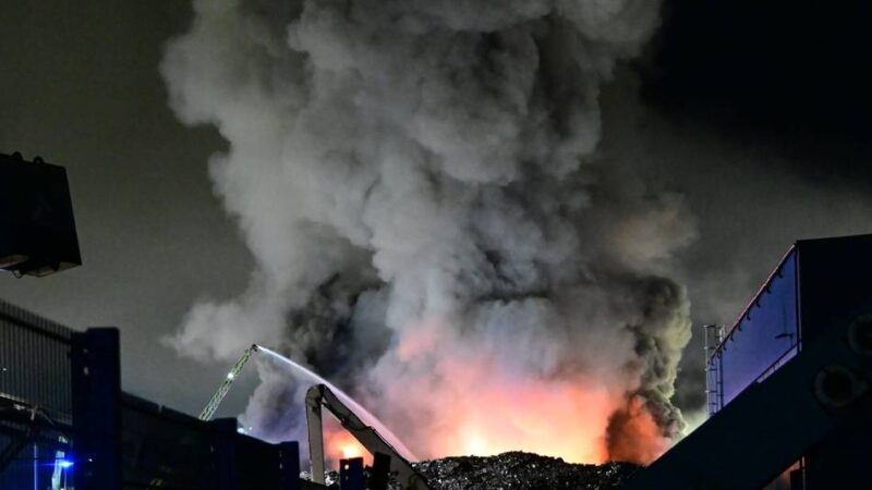 Schrottinsel im Hafen: Großer Schrotthaufen in Duisburg in Flammen – Brand unter Kontrolle