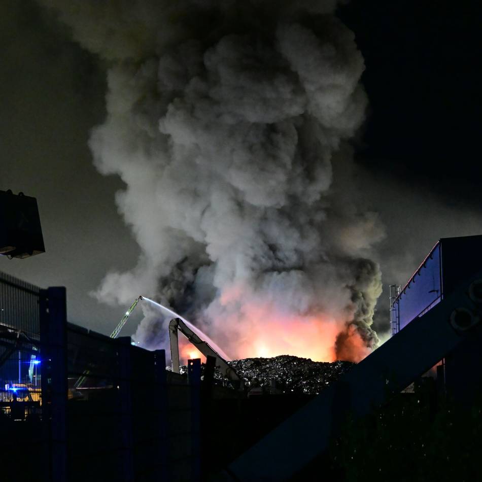 Schrottinsel im Hafen: Großer Schrotthaufen in Duisburg in Flammen – Brand unter Kontrolle