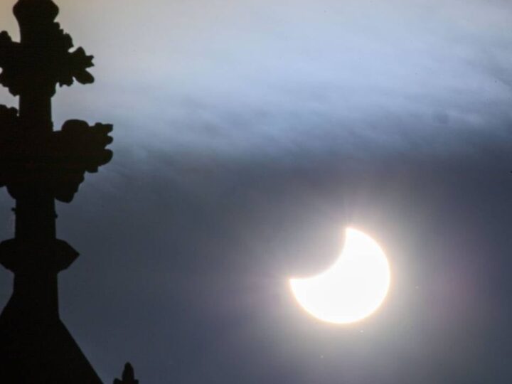 Demo in der Innenstadt: Aktivisten nutzen Sonnenfinsternis für Protest gegen Duisburger Klimapolitik