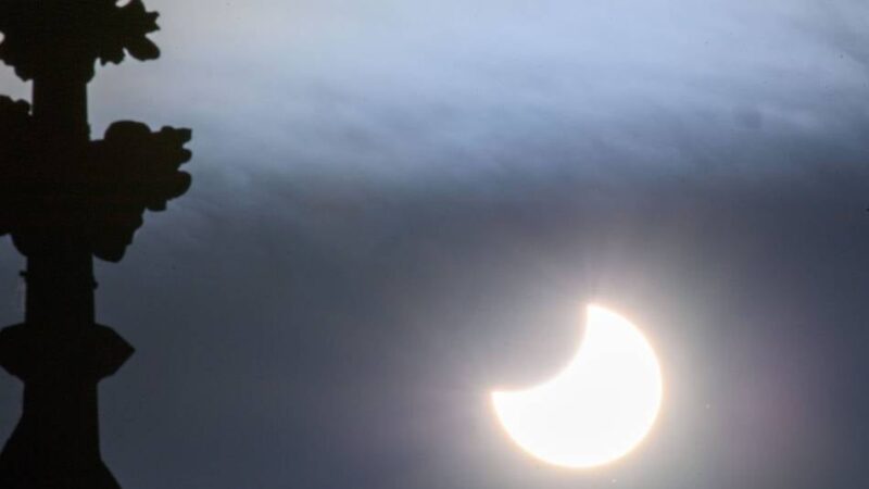 Demo in der Innenstadt: Aktivisten nutzen Sonnenfinsternis für Protest gegen Duisburger Klimapolitik
