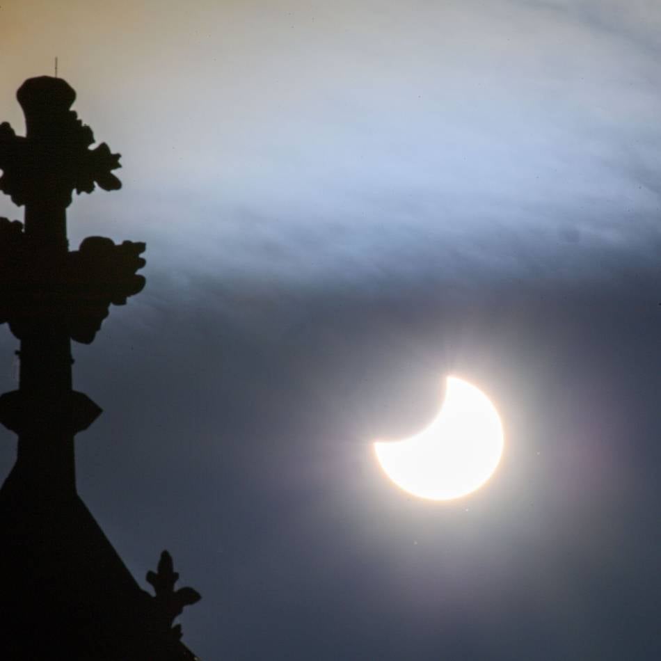 Demo in der Innenstadt: Aktivisten nutzen Sonnenfinsternis für Protest gegen Duisburger Klimapolitik