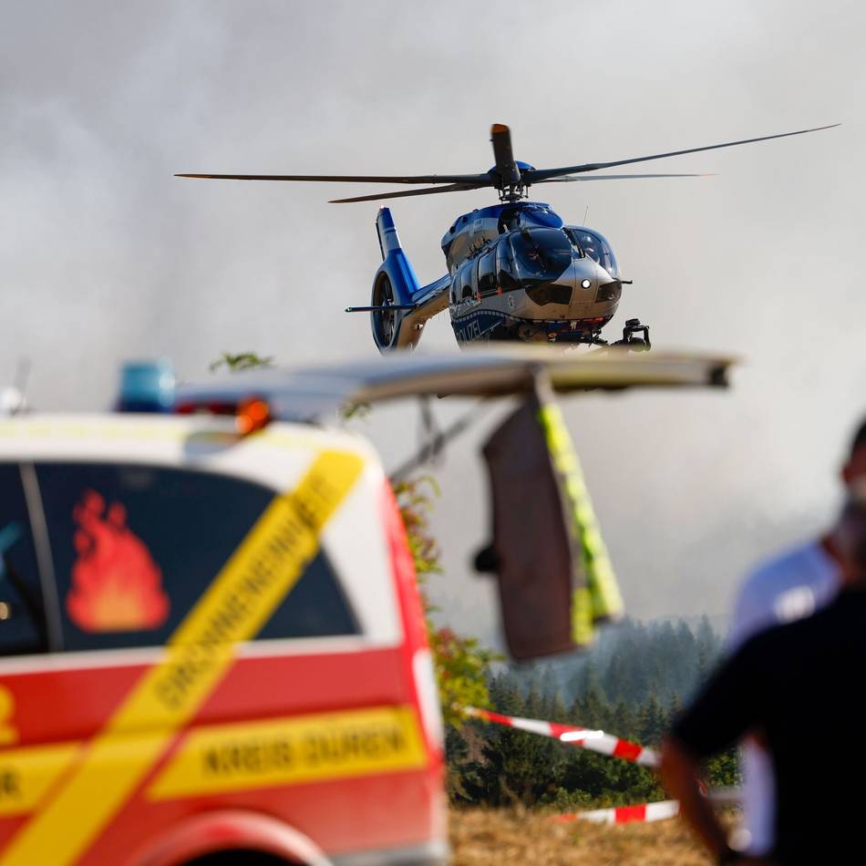 Einsatz bei extremer Hitze: Feuerwehrleute aus dem Rhein-Kreis Neuss helfen bei Großbrand in Hürtgenwald