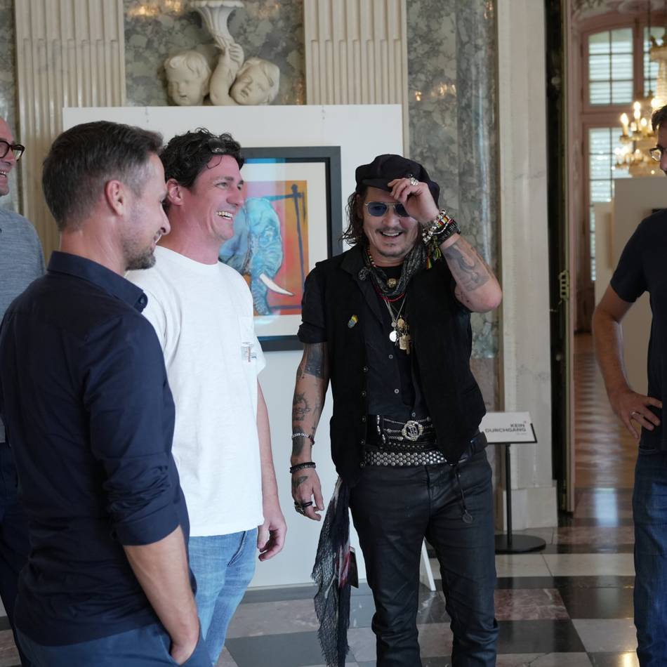 Weltstar stellt seine Kunst in Düsseldorf aus: „Shocking beautiful“ – Johnny Depp zu Besuch auf Schloss Benrath