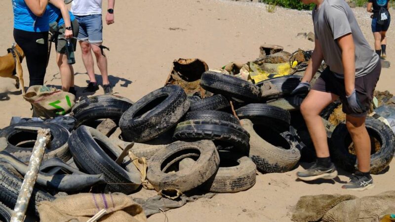 Müllsuchen am Düsseldorfer Rheinufer: „Der Paradiesstrand ist eine reine Deponie“