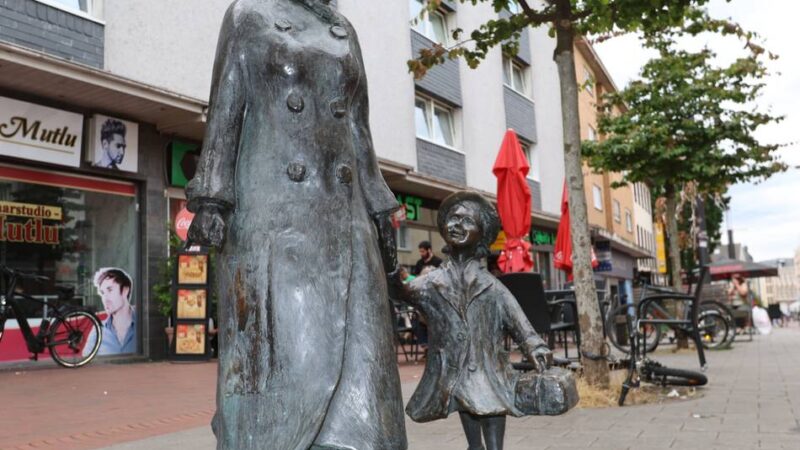 Kunstraub in Leverkusen: Dreiste Metalldiebe stehlen Bürriger Schwein und Bronzekoffer