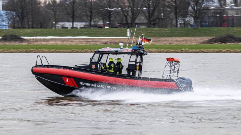 Auf Neusser Rheinseite: Personen im Wasser gesichtet – Feuerwehreinsatz am Samstag