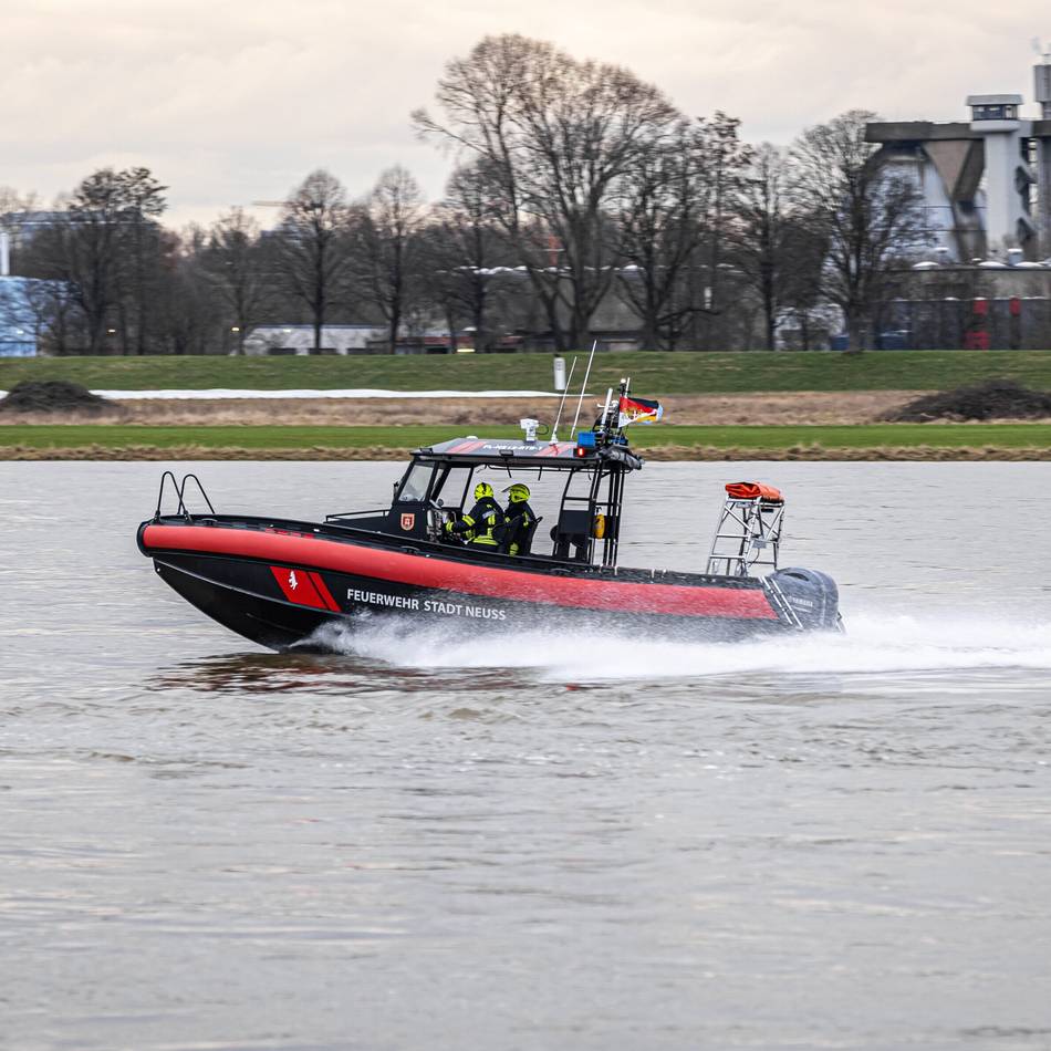 Auf Neusser Rheinseite: Personen im Wasser gesichtet – Feuerwehreinsatz am Samstag