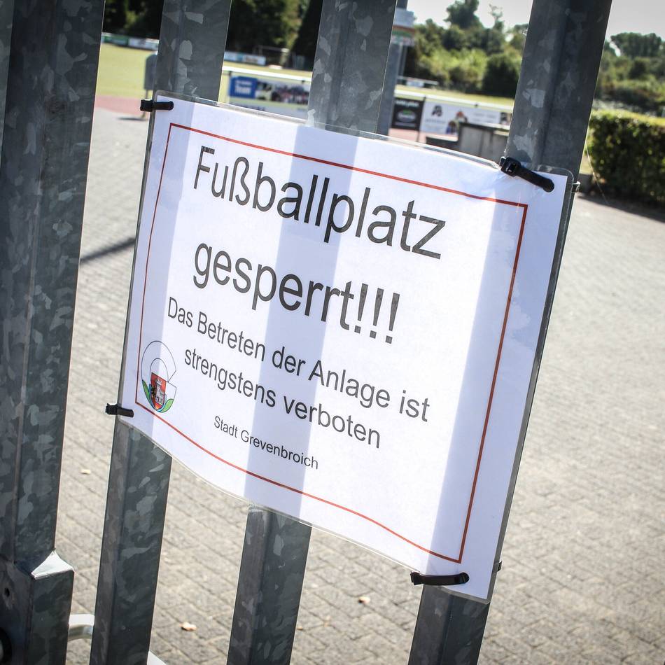 Zähe Masse klebt an Fußballschuhen: Spielfelder durch Hitze geschmolzen – Kunstrasen in Grevenbroich gesperrt