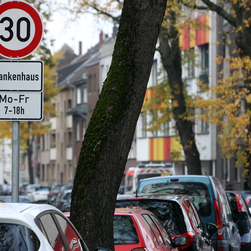 Schilderwald in Mönchengladbach: Gilt vor Schulen auch Tempo 30, wenn Ferien sind?